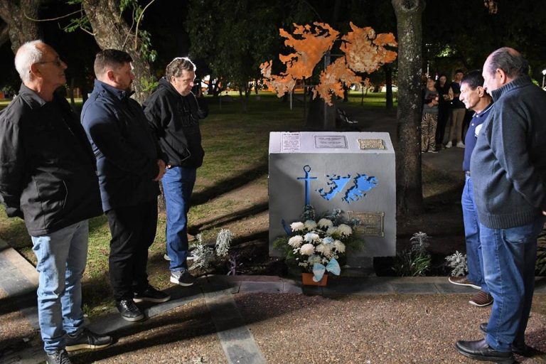 Emotiva vigilia y acto en Plaza Libertad por el Día del Veterano y de los Caídos en la Guerra de Malvinas
