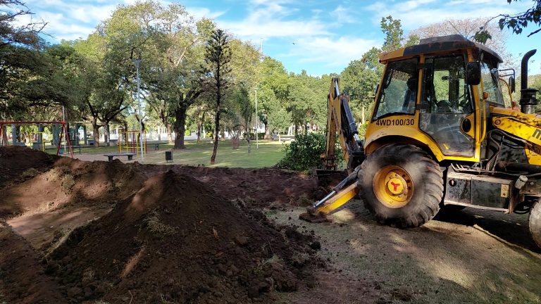 Obras que transforman: la Municipalidad pone en marcha un nuevo espacio de juego y encuentro familiar en Plaza Libertad